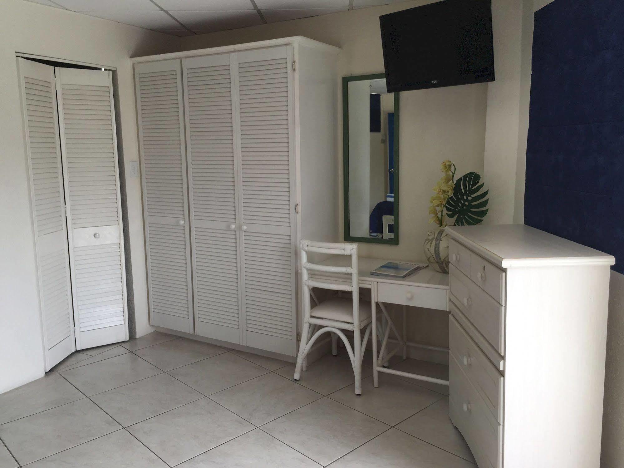 Southern Surf Beach Apartments Rockley Eksteriør bilde